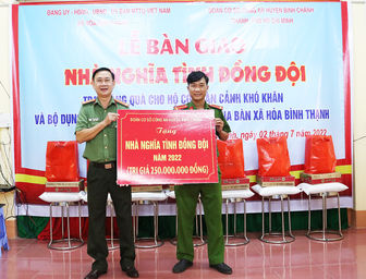 Đoàn cơ sở Công an huyện Bình Chánh tặng nhà Nghĩa tình đồng đội tại huyện Châu Thành