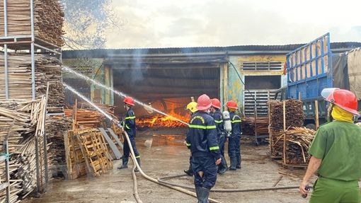 Bình Định: Cháy lớn ở Khu công nghiệp Phú Tài, một nhà xưởng đổ sập
