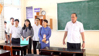 Chủ tịch UBND tỉnh An Giang Nguyễn Thanh Bình kiểm tra các điểm thi THPT năm 2022