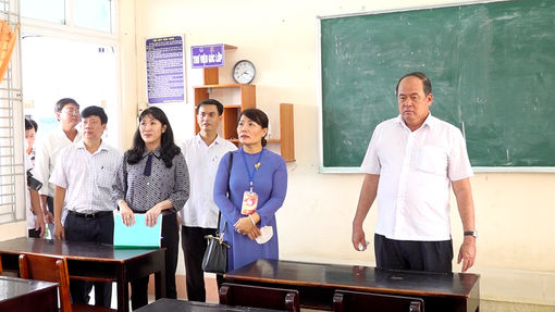Chủ tịch UBND tỉnh An Giang Nguyễn Thanh Bình kiểm tra các điểm thi THPT năm 2022