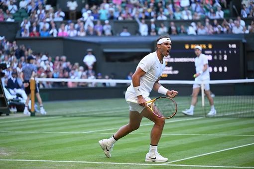 Nadal vào tứ kết Wimbeldon sau màn 'đấu súng' nghẹt thở