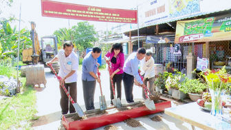 UBMTTQVN huyện Chợ Mới hỗ trợ 300 triệu đồng làm đường nông thôn xã Nhơn Mỹ