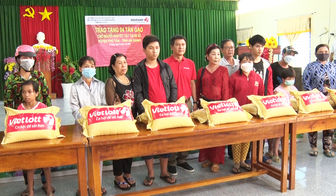 307 phần quà cho các trẻ em khuyết tật ở huyện Phú Tân