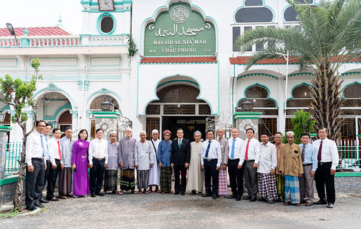 Bí thư Tỉnh ủy An Giang Lê Hồng Quang thăm và chúc mừng Tết Roya Haji đồng bào dân tộc thiểu số Chăm