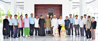 Lãnh đạo huyện Châu Thành thăm, chúc mừng Tết Roya Haji