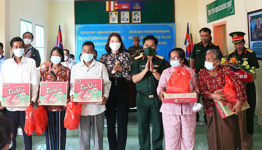 Khám bệnh, cấp thuốc, tặng quà cho nhân dân tỉnh Takeo
