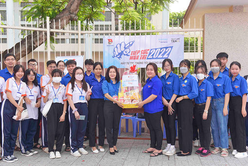 Tỉnh đoàn An Giang thăm, tặng quà các đội hình “Tiếp sức mùa thi” năm 2022