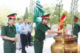 Quân ủy Trung ương dâng hương, viếng nghĩa trang liệt sĩ, tặng quà gia đình chính sách tại An Giang