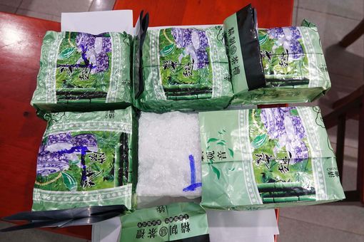 Bắt giữ ba đối tượng vận chuyển 5kg ma túy đá được ngụy trang thành gói trà