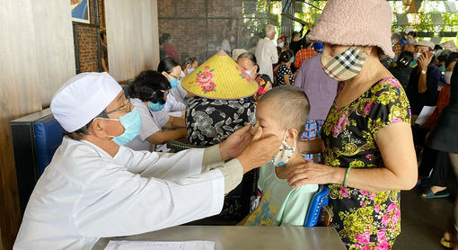 Gần 600 người dân nghèo ở TP. Long Xuyên được khám bệnh và nhận quà miễn phí