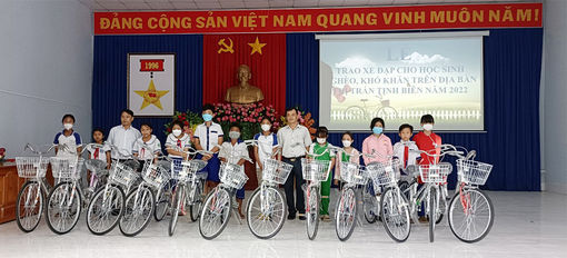 Tổng Giám đốc Công ty Cổ phần Môi trường đô thị An Giang tặng xe đạp cho học sinh nghèo vùng biên