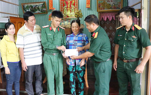 Trung đoàn Bộ binh 892 hỗ trợ kinh phí “Ấm tình hậu phương” cho quân nhân có hoàn cảnh khó khăn