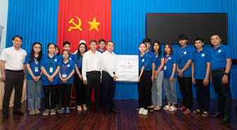 Giám đốc Đại học Quốc gia TP. Hồ Chí Minh Vũ Hải Quân thăm, tặng quà các sinh viên tình nguyện tại TP. Long Xuyên