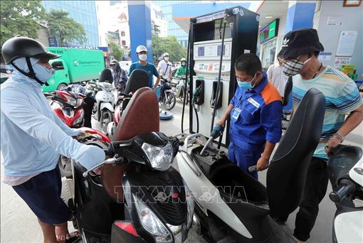 Giá xăng dầu giảm, người dân và doanh nghiệp 'nhẹ gánh'