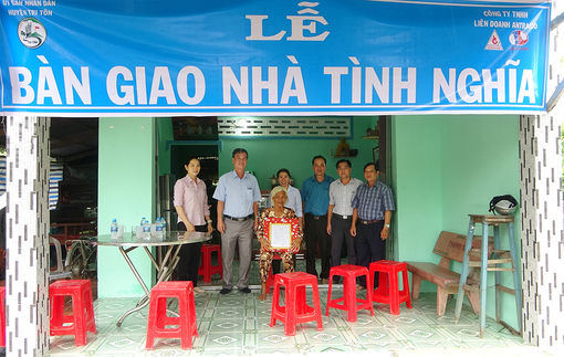 Bàn giao 4 căn nhà Tình nghĩa ở Tri Tôn