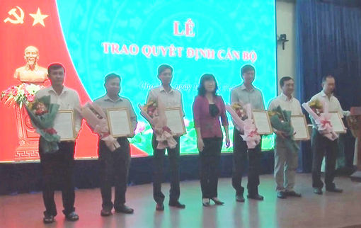 Ban Thường vụ Huyện ủy Chợ Mới trao quyết định điều động 6 cán bộ