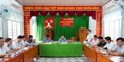 Chủ tịch UBND huyện Châu Thành Võ Chí Trung kiểm tra tiến độ xây nông thôn mới xã Vĩnh Hanh