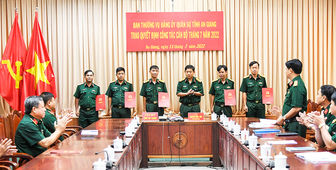 Đảng ủy Quân sự tỉnh An Giang trao quyết định công tác cán bộ tháng 7/2022