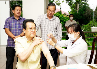 Thường trực Tỉnh ủy An Giang tổ chức tiêm vaccine phòng COVID -19 mũi 4