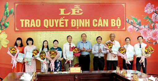UBND tỉnh An Giang trao quyết định điều động, bổ nhiệm, bổ nhiệm lại và nghỉ hưu 8 cán bộ