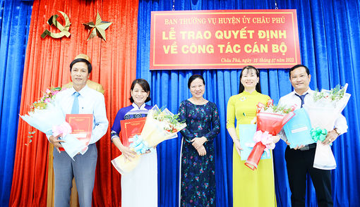 Ban Thường vụ Huyện ủy Châu Phú trao quyết định cán bộ