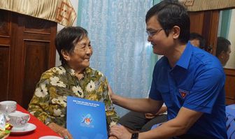 Bí thư Thường trực Trung ương đoàn thăm Mẹ Việt Nam Anh hùng và sinh viên tình nguyện tại An Giang