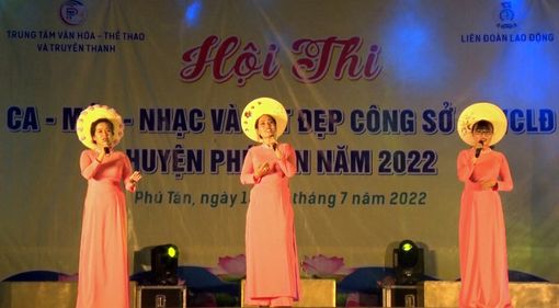 Huyện Phú Tân công diễn và trao giải thưởng hội thi "Ca múa nhạc và nét đẹp công sở" năm 2022