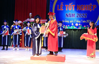 Trường Cao đẳng Nghề An Giang trao bằng tốt nghiệp cho 446 học sinh, sinh viên