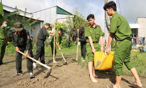 Đoàn ủy Phòng Cảnh sát cơ động Công an An Giang hành quân dã ngoại giúp dân