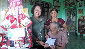 Bí thư Huyện ủy và Chủ tịch UBND huyện Thoại Sơn thăm, tặng quà các gia đình chính sách