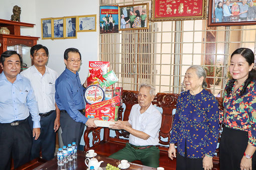 Bí thư Tỉnh ủy An Giang Lê Hồng Quang thăm các gia đình chính sách tiêu biểu nhân kỷ niệm 75 năm Ngày Thương binh – Liệt sĩ