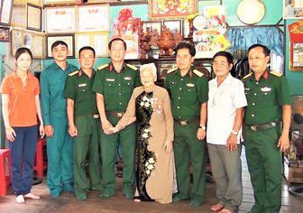 Bộ Chỉ huy Quân sự tỉnh An Giang thăm, tặng quà các gia đình chính sách ở TP. Châu Đốc