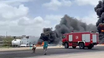 Máy bay lật ngửa sau khi hạ cánh ở Somalia, toàn bộ hành khách sống sót