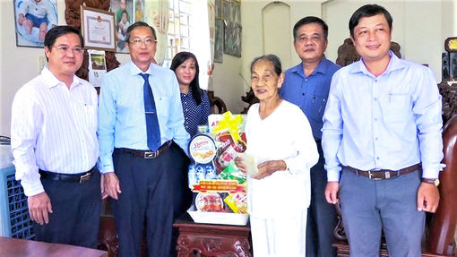 Phó Bí thư Thường trực Tỉnh ủy, Chủ tịch HĐND tỉnh An Giang Lê Văn Nưng thăm các gia đình chính sách tiêu biểu ở TX. Tân Châu