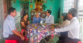 Phó Chủ tịch UBND tỉnh An Giang Lê Văn Phước thăm gia đình chính sách, mẹ Việt Nam Anh hùng ở Thoại Sơn