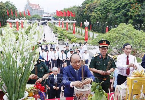 Chủ tịch nước dâng hương tưởng niệm Chủ tịch Hồ Chí Minh và các Anh hùng Liệt sĩ