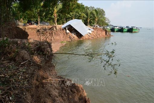 Xử lý khẩn cấp sạt lở bờ sông Tiền