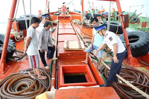 Cảnh sát biển liên tiếp bắt giữ tàu chở dầu DO không rõ nguồn gốc