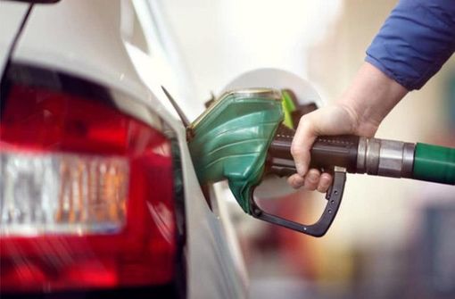 Xăng RON95 giảm 3.600 đồng/lít