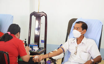 “Hành trình đỏ” tại huyện Phú Tân tiếp nhận 318 đơn vị máu