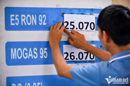 Giá xăng dầu liên tục giảm, ông chủ cửa hàng 'kêu trời' vì lỗ trăm triệu