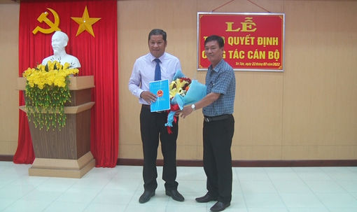 Ông Trần Quốc Em giữ chức Trưởng phòng Giáo dục và Đào tạo huyện Tri Tôn