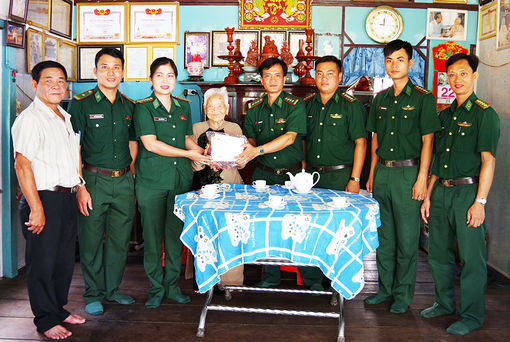 Thăm, tặng quà, khám bệnh cho mẹ Việt Nam Anh hùng ở An Giang