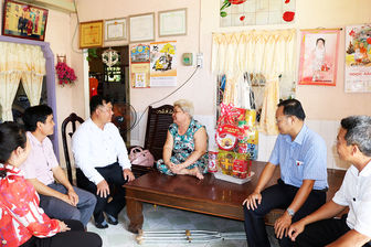 Phó Bí thư Thường trực Huyện ủy Châu Thành thăm các gia đình chính sách