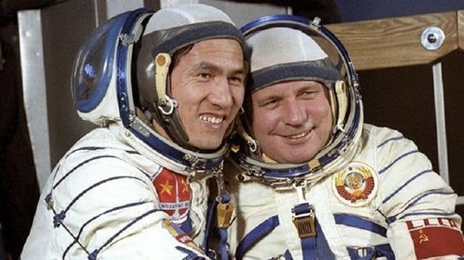 Ngày 23-7-1980: Anh hùng Lực lượng vũ trang nhân dân, Trung tướng, phi công Phạm Tuân thực hiện chuyến bay vào vũ trụ