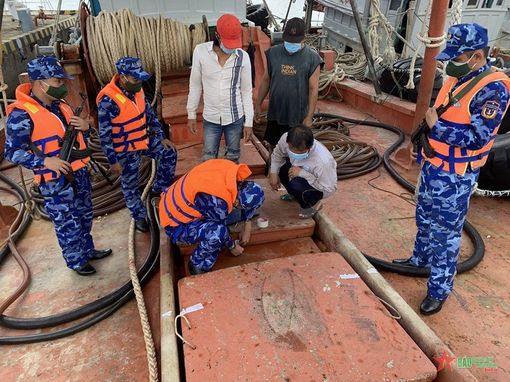 Cảnh sát biển phát hiện tàu vận chuyển trái phép 20.000 lít dầu
