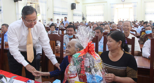 Huyện ủy, HĐND, UBND, UBMTTQVN huyện Thoại Sơn họp mặt kỷ niệm 75 năm Ngày Thương binh - Liệt sĩ (27/7/1947- 27/7/2022)
