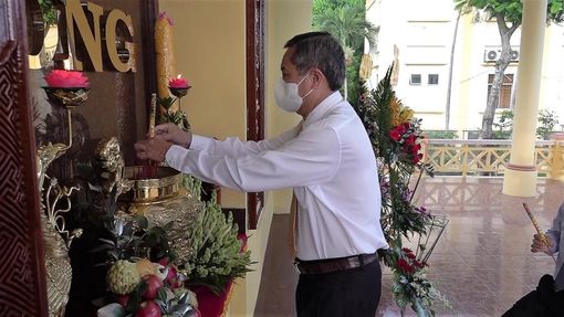 Phó Bí thư Thường trực Tỉnh ủy An Giang Lê Văn Nưng  dâng hương, dâng hoa tại Nhà bia tưởng niệm Anh hùng Liệt sĩ huyện Thoại Sơn