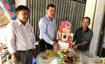 Bí thư Huyện ủy Phú Tân Huỳnh Thành Danh thăm, tặng quà gia đình chính sách tiêu biểu
