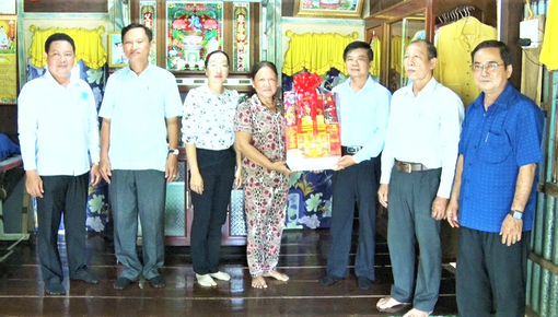 Lãnh đạo Thành ủy Châu Đốc thăm các gia đình chính sách